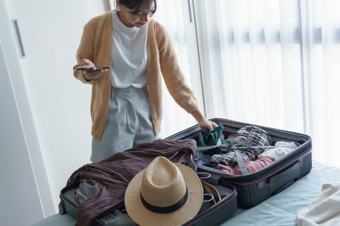 荷造りしている女性