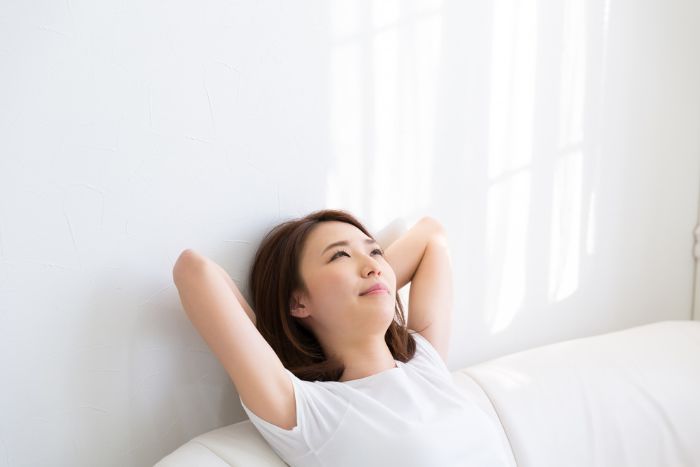 リラックスしている女性