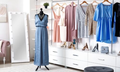 夏のドレスが並ぶブティック