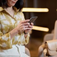 スマホを使う女性