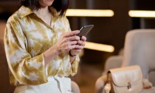 スマホを使う女性