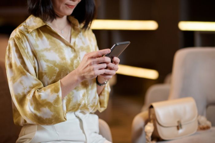 スマホを使う女性