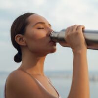 水筒から水を飲む