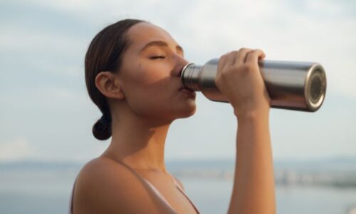 水筒から水を飲む