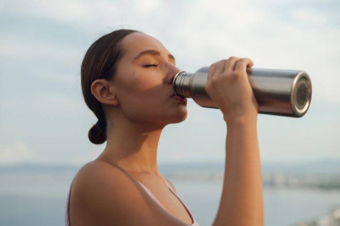 水筒から水を飲む