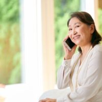 電話で頼み事をしている女性