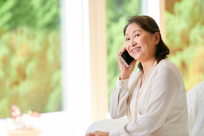 電話で頼み事をしている女性