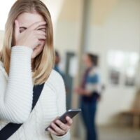 恥ずかしいと思っている女性
