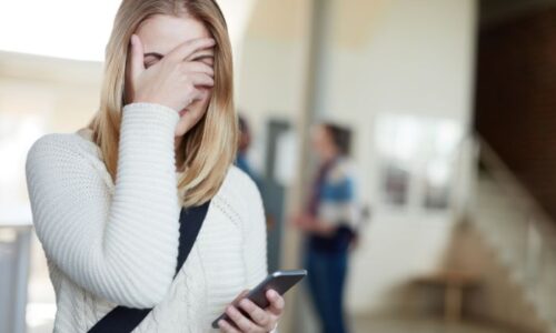 恥ずかしいと思っている女性