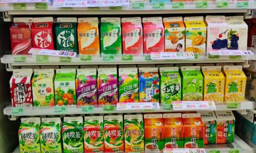 スーパーの飲料の棚