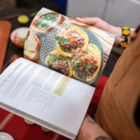 料理本を見る人
