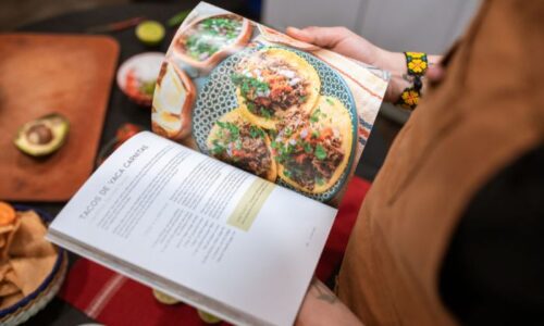 料理本を見る人