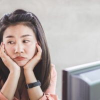 先延ばしをしている女性