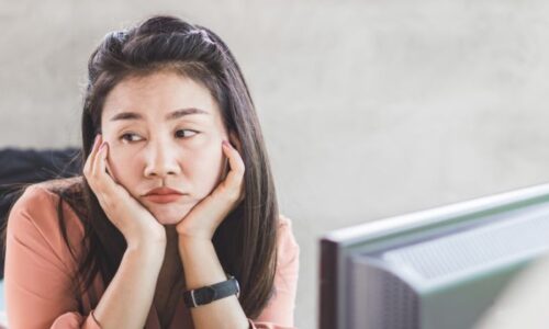 先延ばしをしている女性