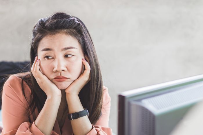 先延ばしをしている女性