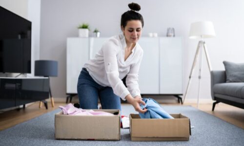 服を箱にしまっている女性