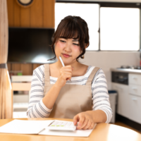 お金について考えている女性