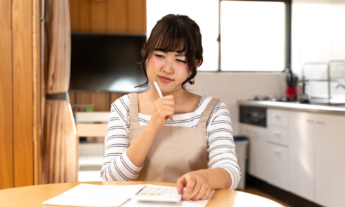 お金について考えている女性