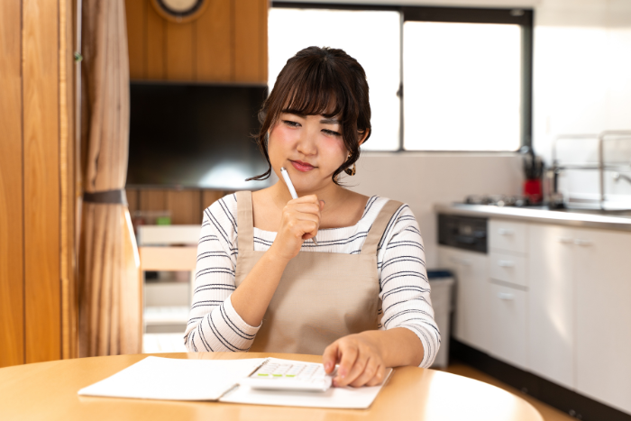 お金について考えている女性