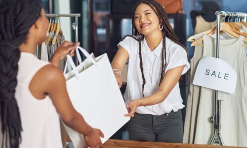 買い物をする女性