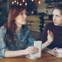 話をしている女性二人