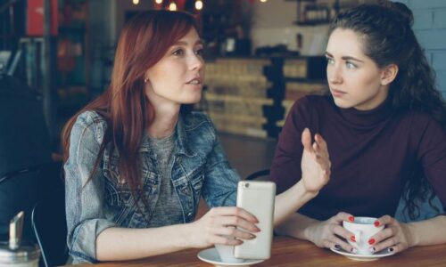 話をしている女性二人