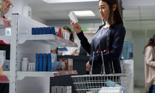 ドラッグストアで買い物する女性