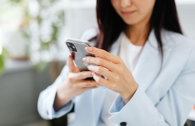 スマホでショッピングしている女性