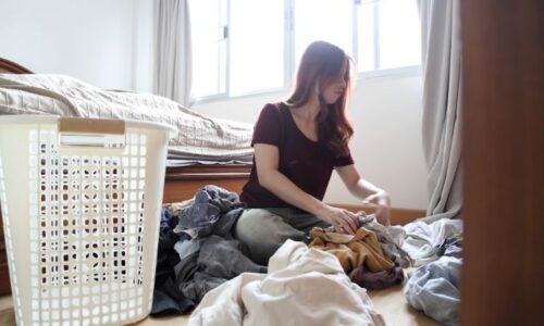 洗濯物を片付けている女性