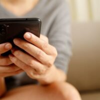 スマホを使う手元