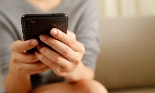 スマホを使う手元