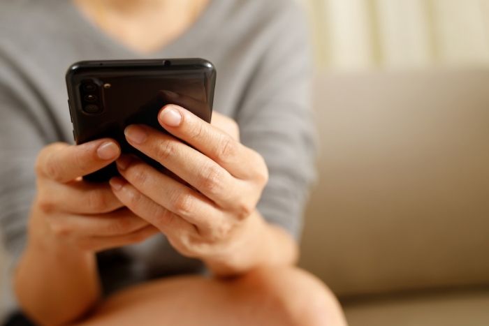 スマホを使う手元