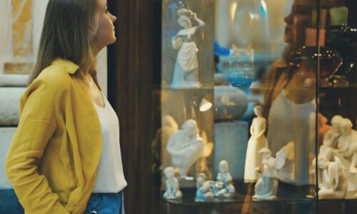 ウィンドウショッピングをしている女性