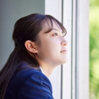 振り返っている女性