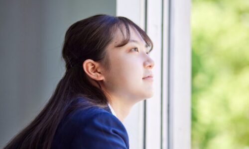 振り返っている女性