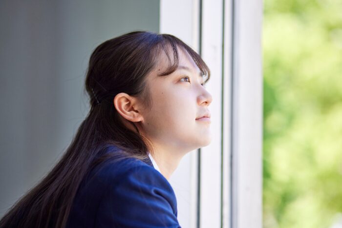 振り返っている女性